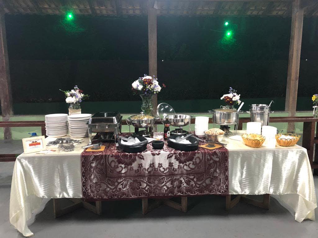 Buffet montado no salão