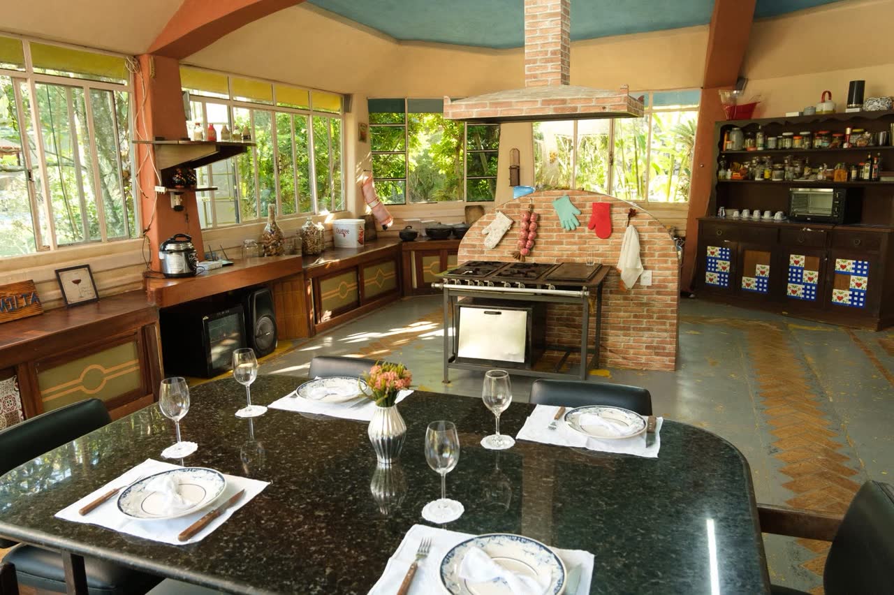 Cozinha completa com mesa posta