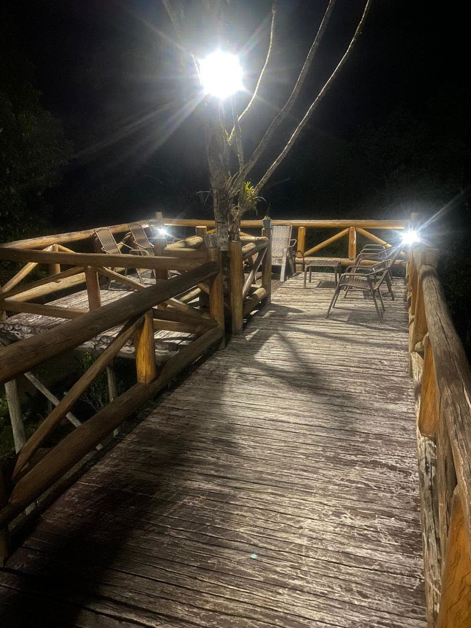 Deck iluminado à noite