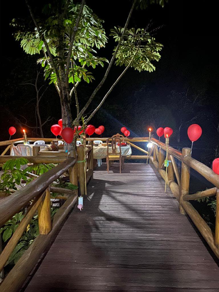 Jantar romântico decorado no deck