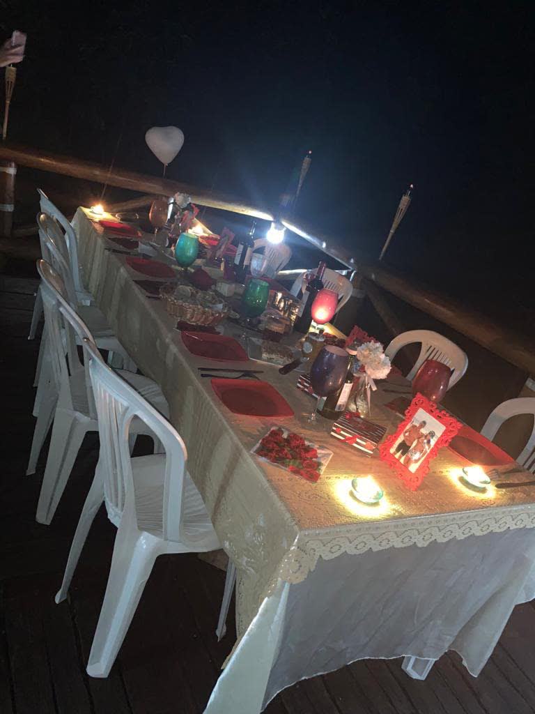 Mesa romântica iluminada à noite