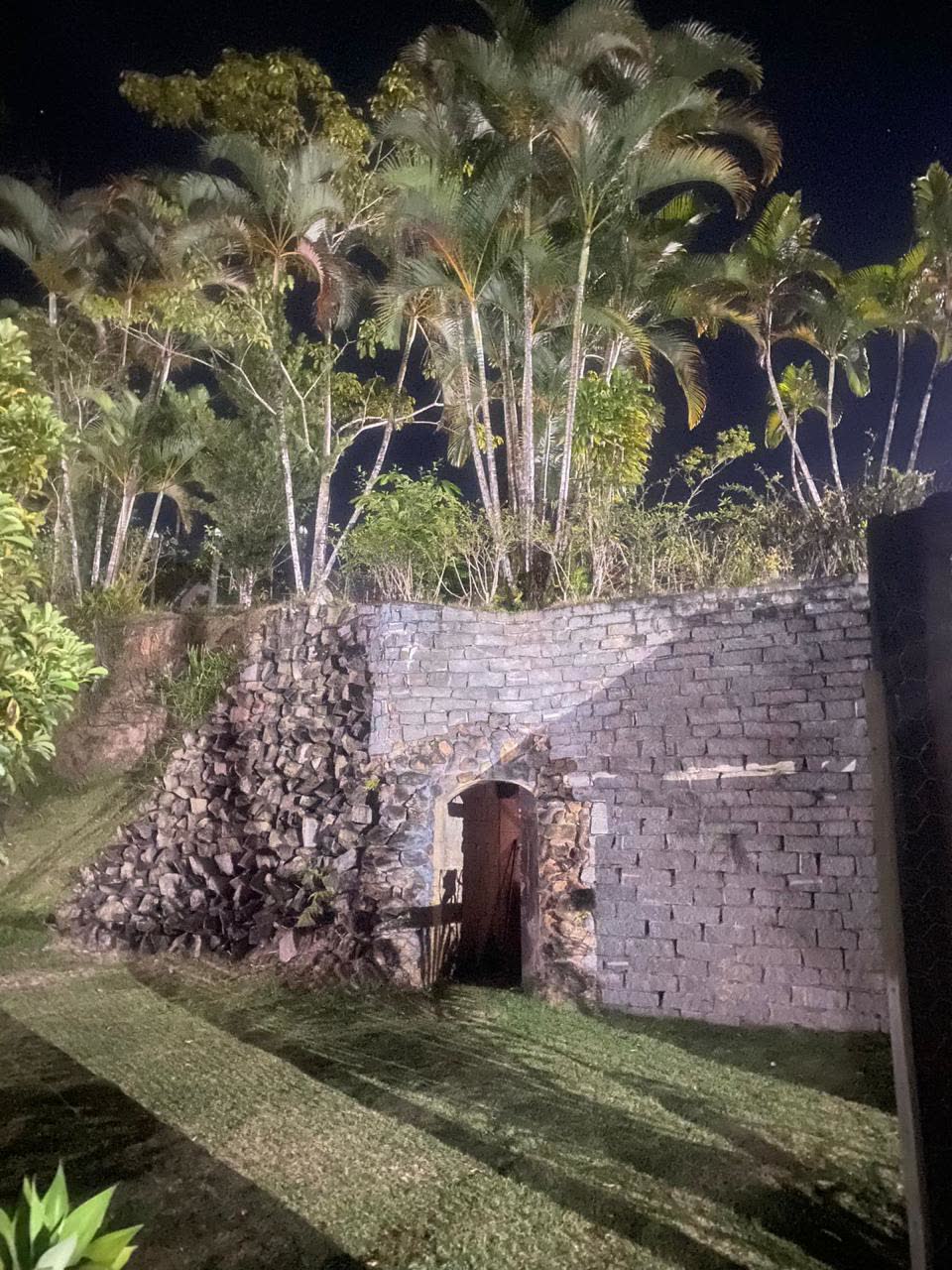 Entrada da adega à noite