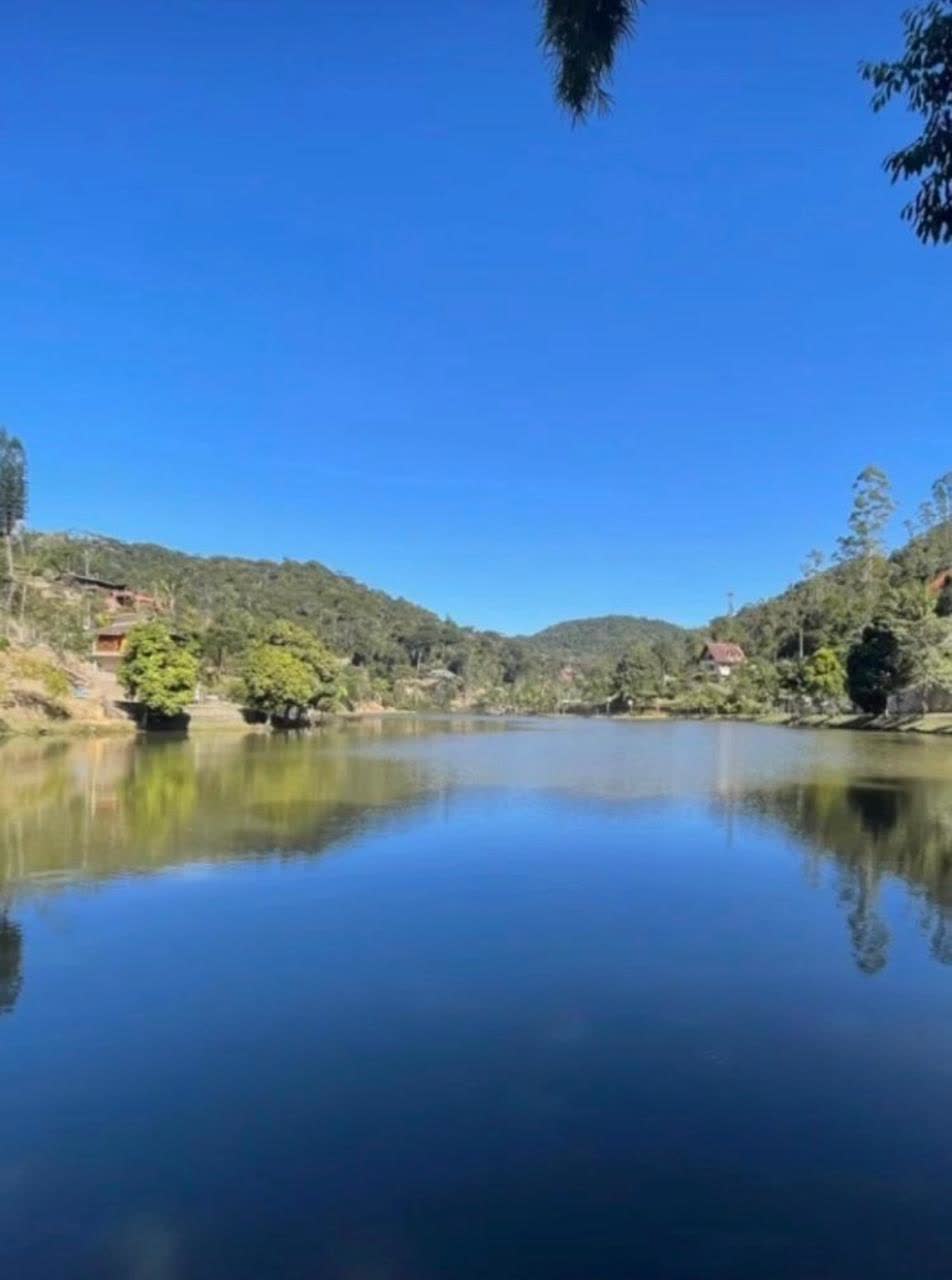 Lago principal do condomínio, águas espelhadas