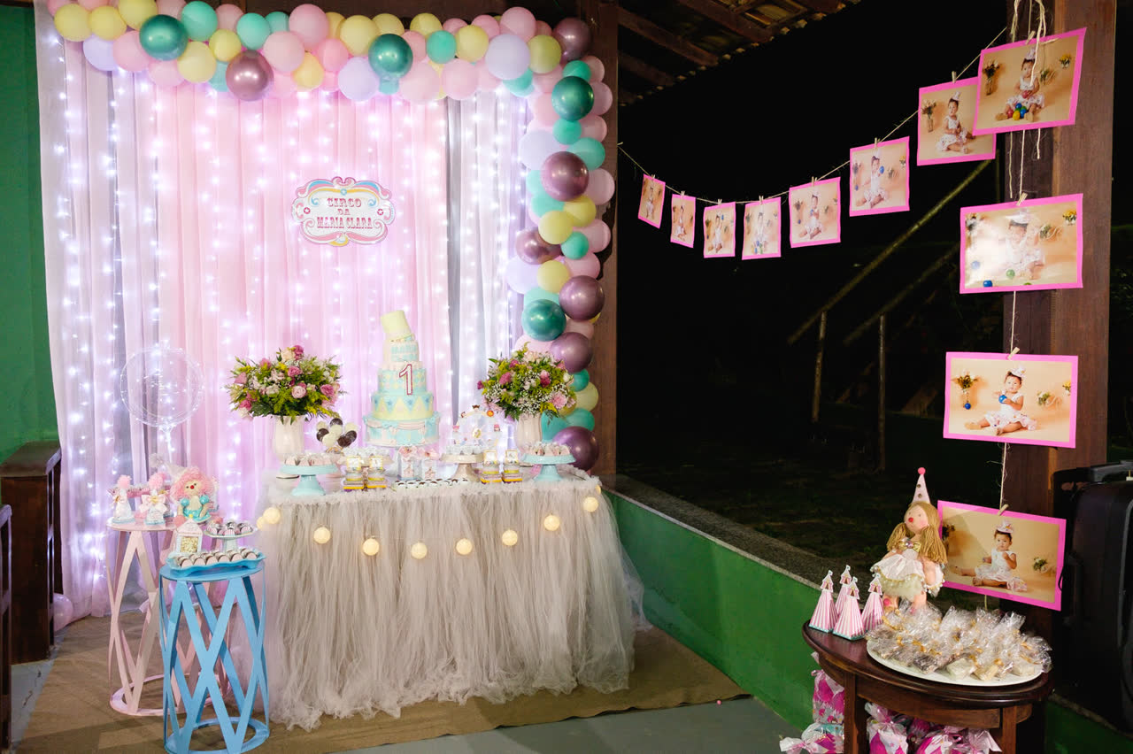 Festa cheia de convidados no salão