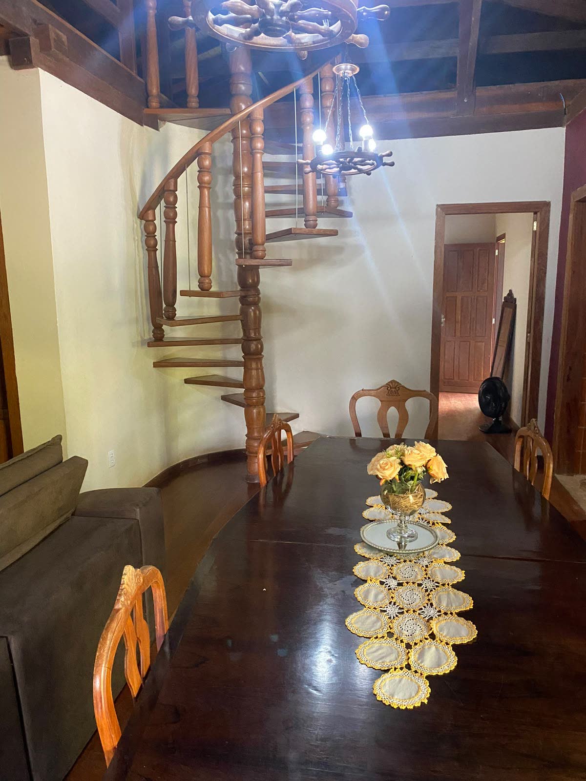 Mesa de jantar com escada caracol