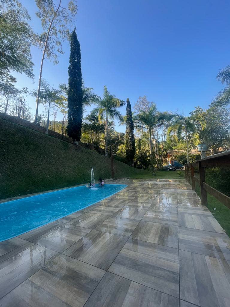 Piscina com crianças