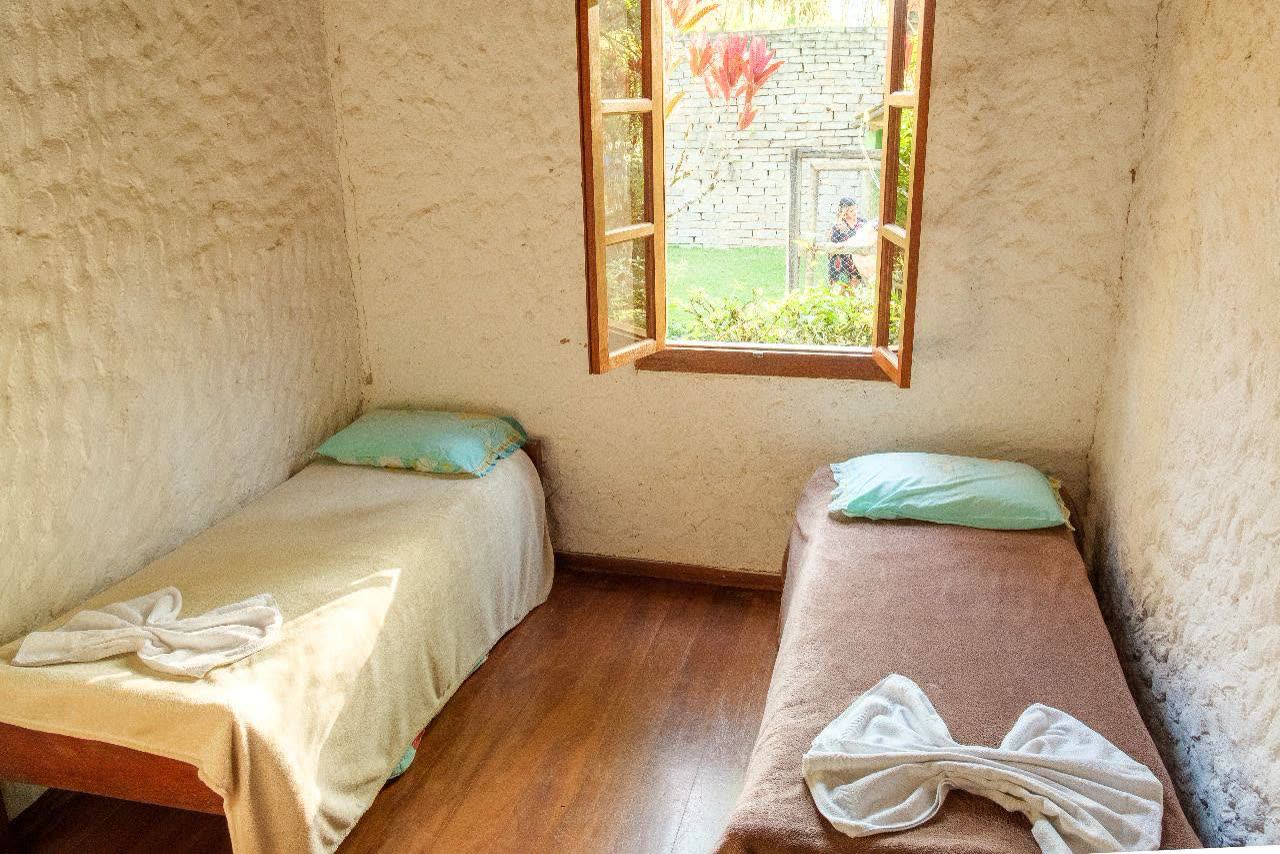 Quarto com duas camas de solteiro