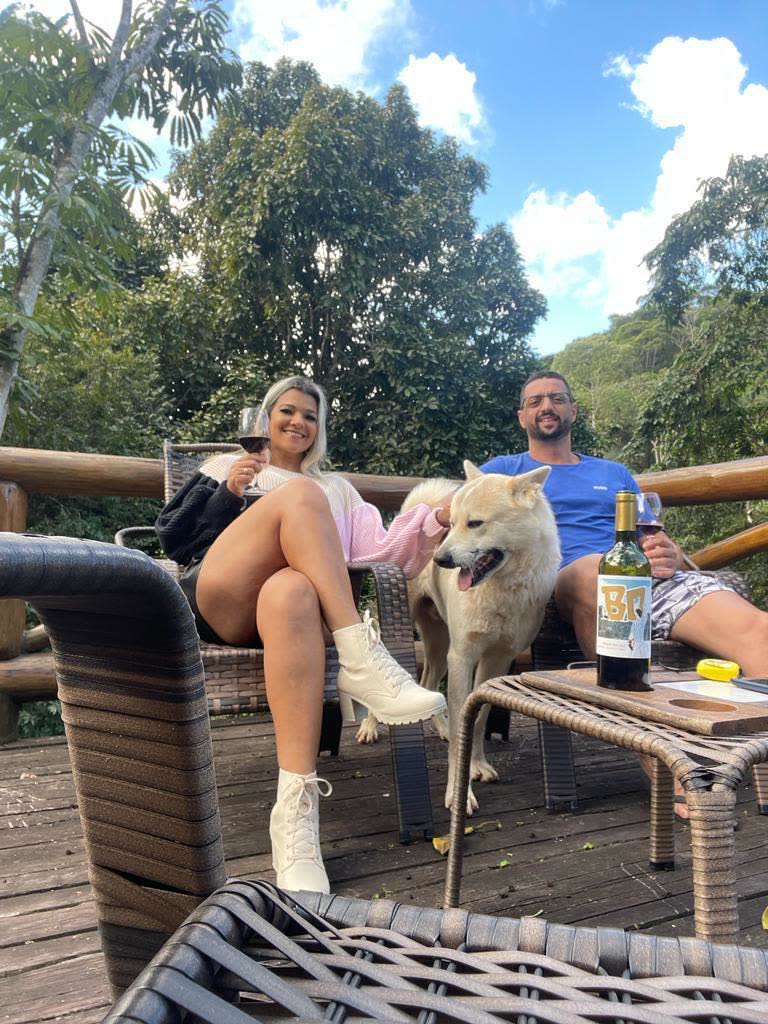 Casal brindando no deck