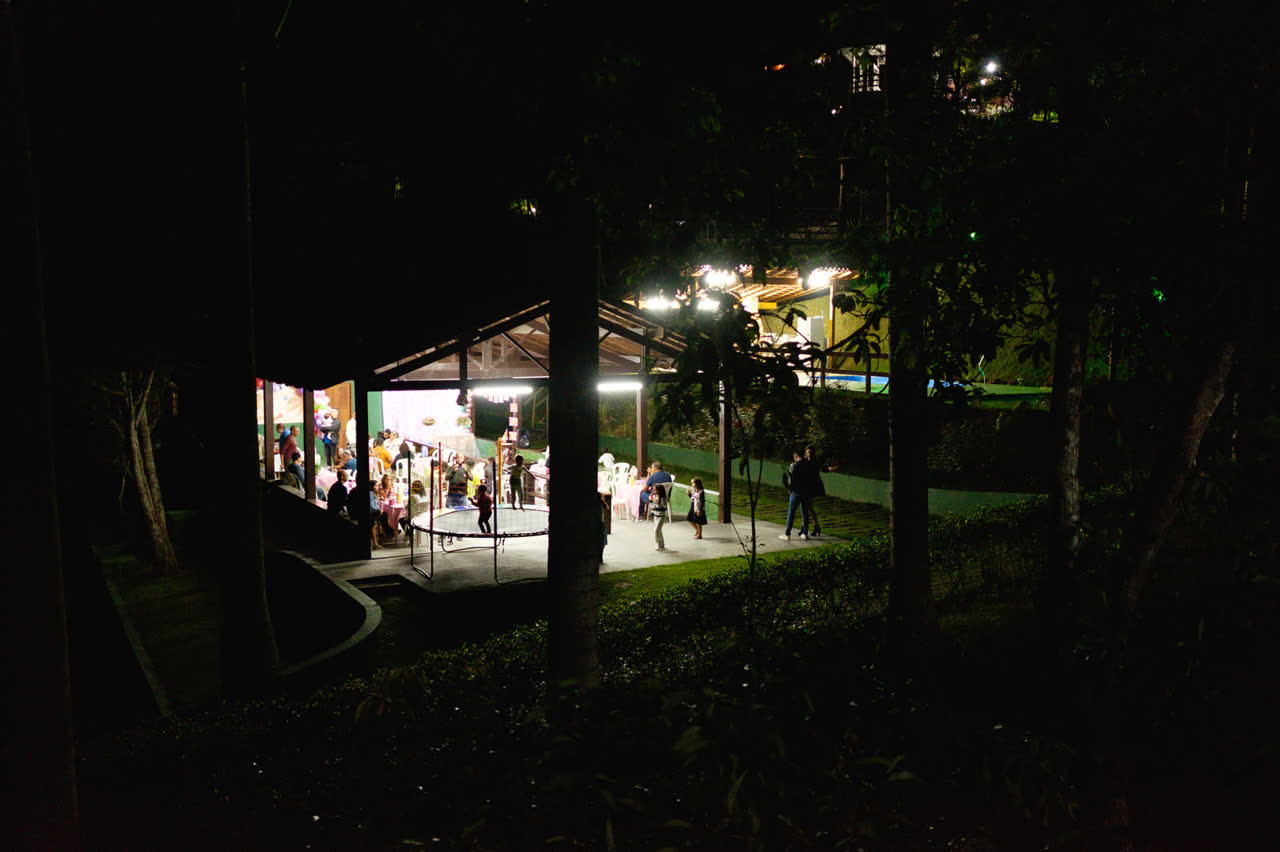 Salão de festas movimentado à noite