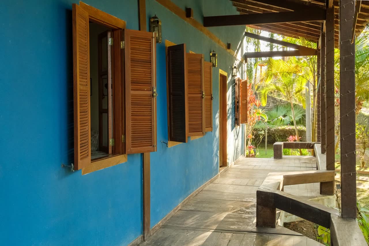 Varanda da casa azul da Chácara dos Lagos